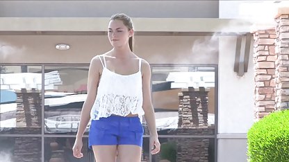 Mainan kecil, sudut bokep japan massage hot pandang pertama gadis mempromosikan